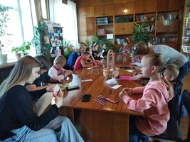 У Козятинській міській бібліотеці до дня матері відбувся майстер клас "Подарунок для мами"