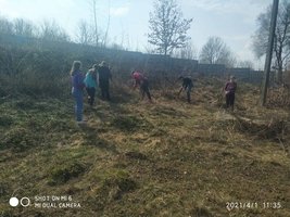 Попрацювали на славу: у селі Сокілець мешканці прибрали кладовище