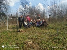 Попрацювали на славу: у селі Сокілець мешканці прибрали кладовище